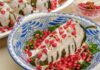Chile en nogada in a blue and white bowl