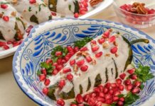 Chile en nogada in a blue and white bowl