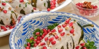 Chile en nogada in a blue and white bowl