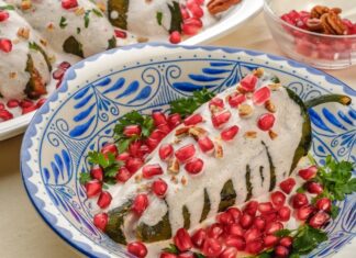 Chile en nogada in a blue and white bowl