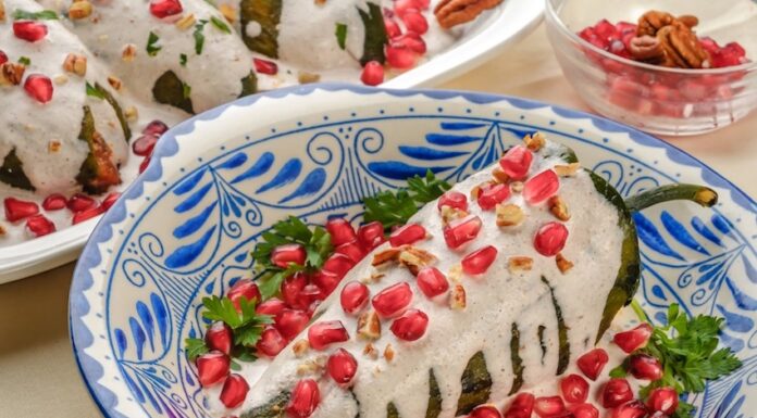 Chile en nogada in a blue and white bowl