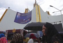luz del mundo church with poster of Naason Joaquín García