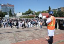 people evacuating building durin simulacro