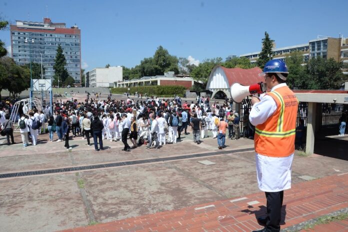 people evacuating building durin simulacro