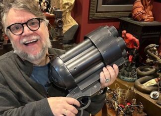 Del Toro with weapon prop