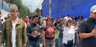 Clara Brugada with team in Iztapalapa following a flood
