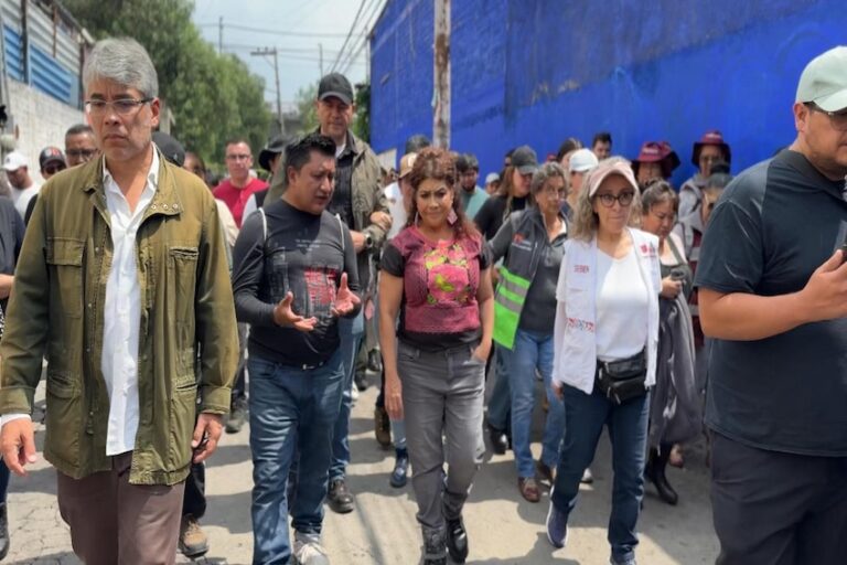Clara Brugada with team in Iztapalapa following a flood
