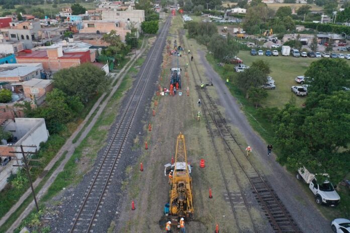 rail construction on the querétaro-irapuato train