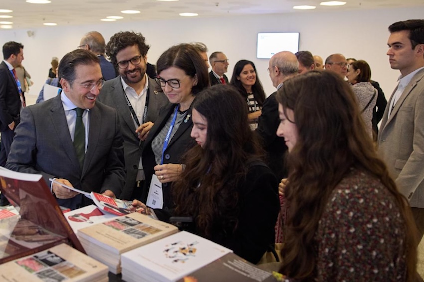 crown at book table at conference in Spain
