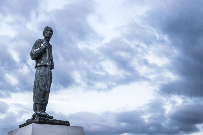 statue of Lebanese immigrant