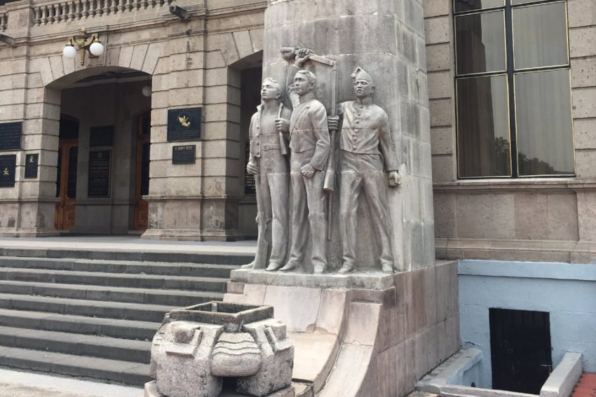 Ninos Heroes statue