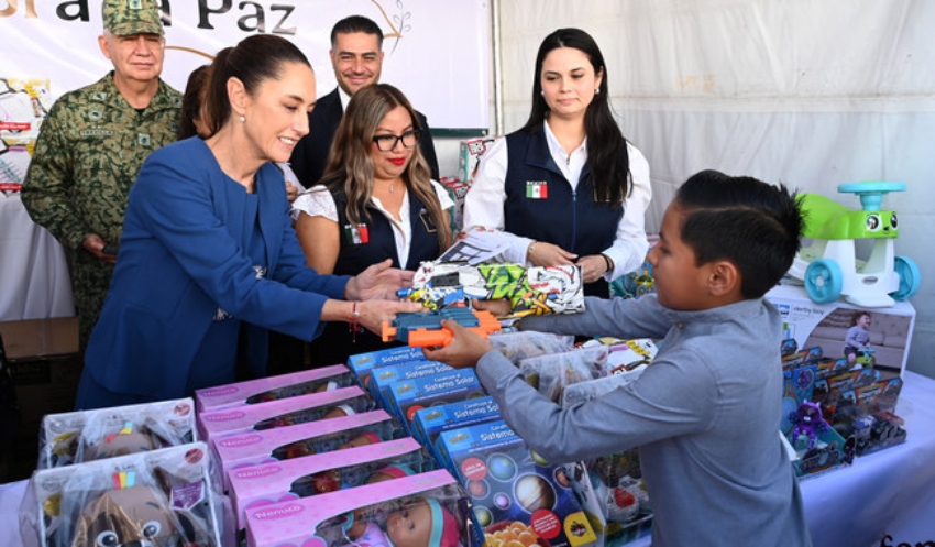 President Claudia Sheinbaum exchanging toys 