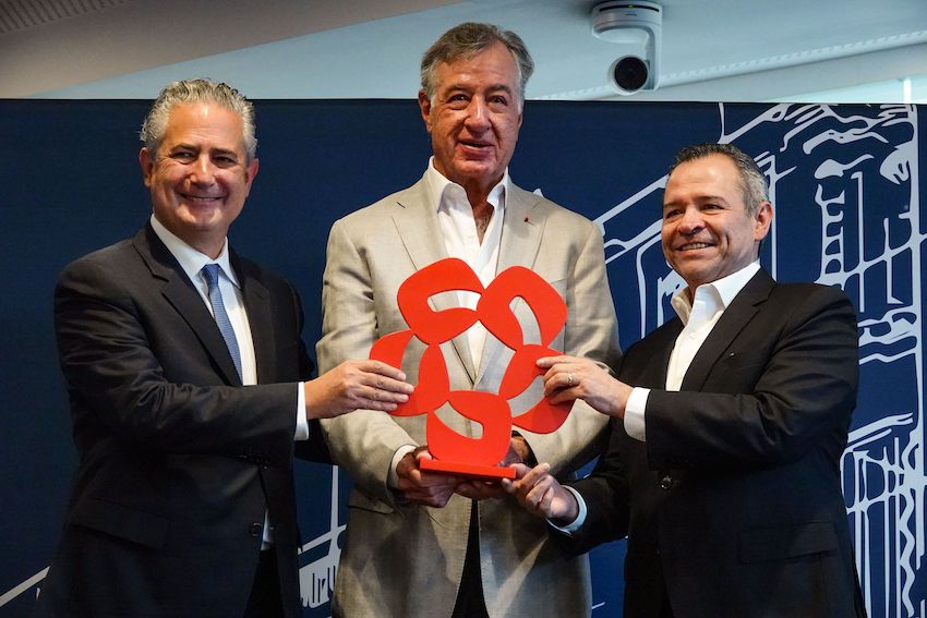 Ernesto Torres Cantú, director of Citi International, Mexican businessman Fernando Chico Pardo and Manuel Romo, CEO of Grupo Financiero Banamex, during a press conference on Chico Pardo's offer of US $2.3 billion for 25% of Banamex.