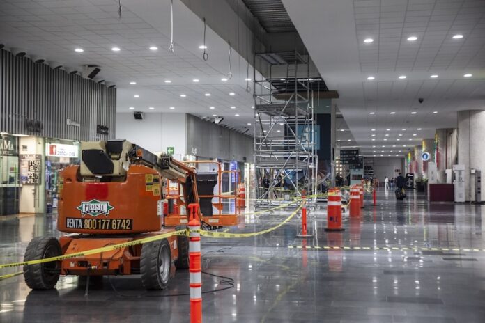 Construction in the Mexico City airport (AICM)