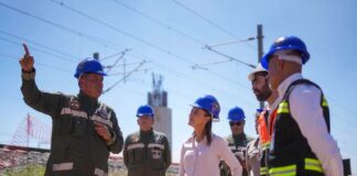 President Sheinbaum, Governor of México state Delfina Gómez and Minister of Infrastructure, Transportation and Communications (SICT) Jesús Esteva supervising the construction of the Mexico-Pachuca train.