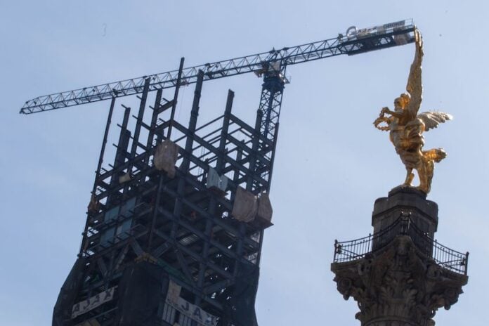 Reforma Construcción de Oficinas construction on Reforma near the Angel of Independence
