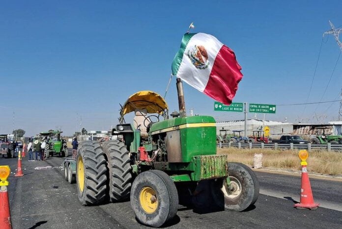 Bloqueos Precio de Garantía A farmer protesting corn prices in Mexico sits in his tractor during a blockade in León, Mexico