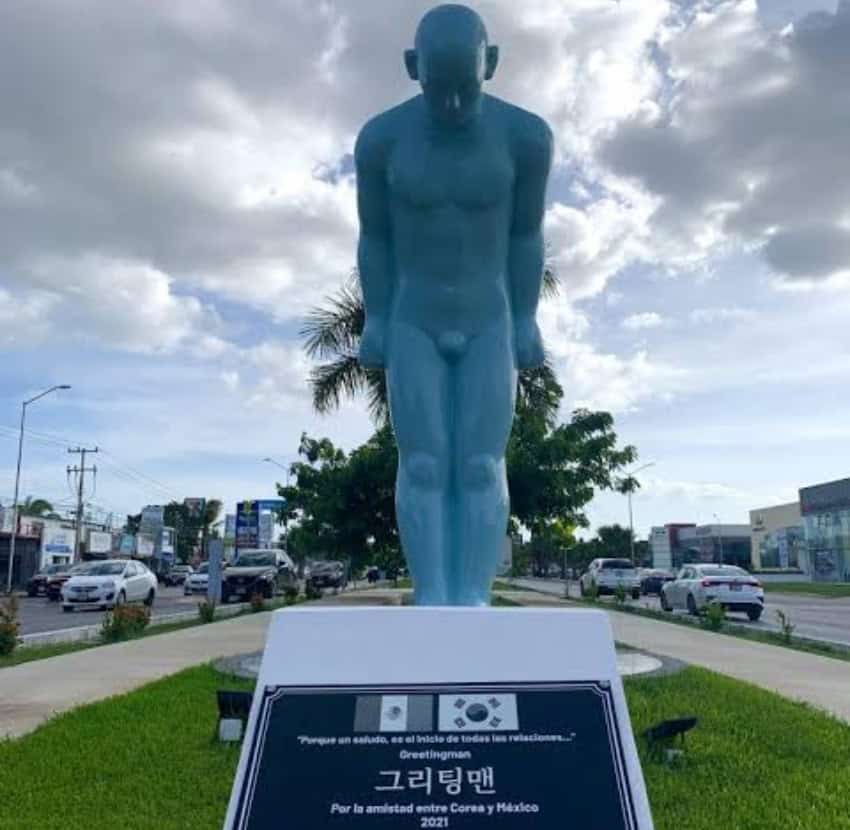 Yoo Young-ho’s blue sculpture Greetingman