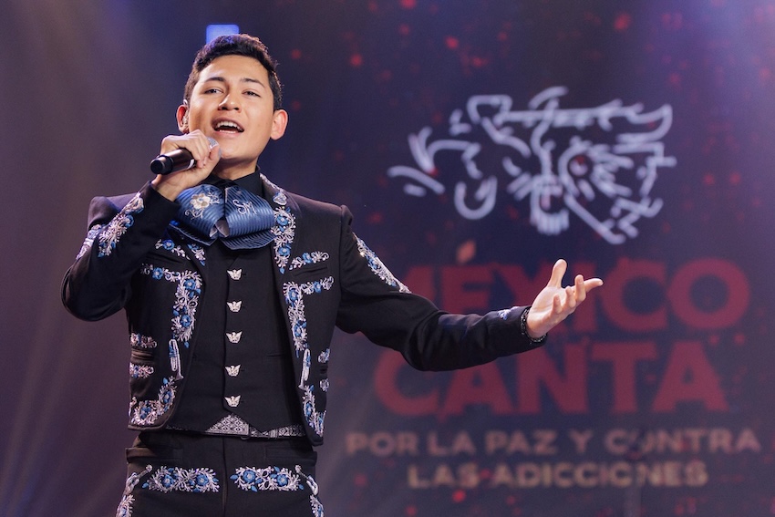 Singer during México Canta