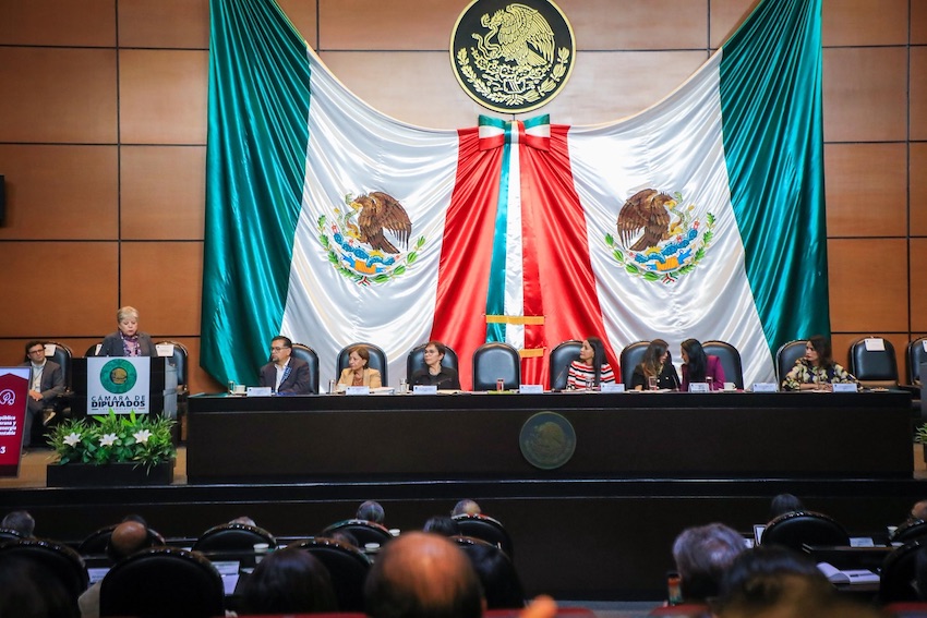 Alicia Bárcena speaking before Congress