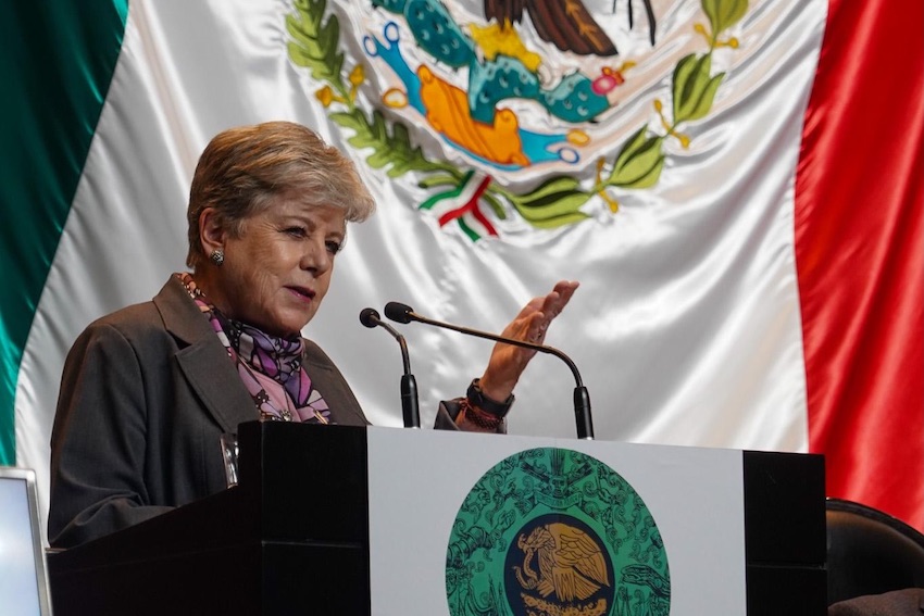Alicia Bárcena speaking before Congress