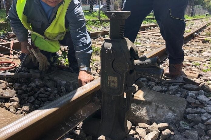 Mantenimiento Tren Ligero a person laying train tracks