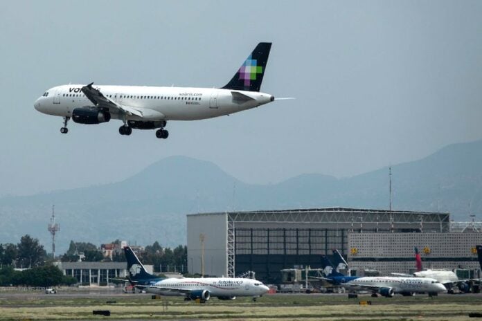 Categoría 1 Seguridad Aérea México volaris plance in air