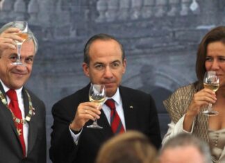 Former president of Mexico Felipe Calderón and first lady (R) with former president of Chile Sebastián Piñera in 2011.