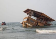 restauarnt floating in the Gulf of Mexico