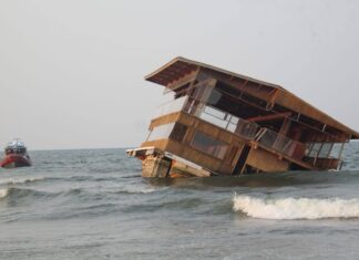 restauarnt floating in the Gulf of Mexico