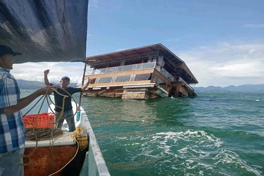 Floating restaurnt in the gulf.