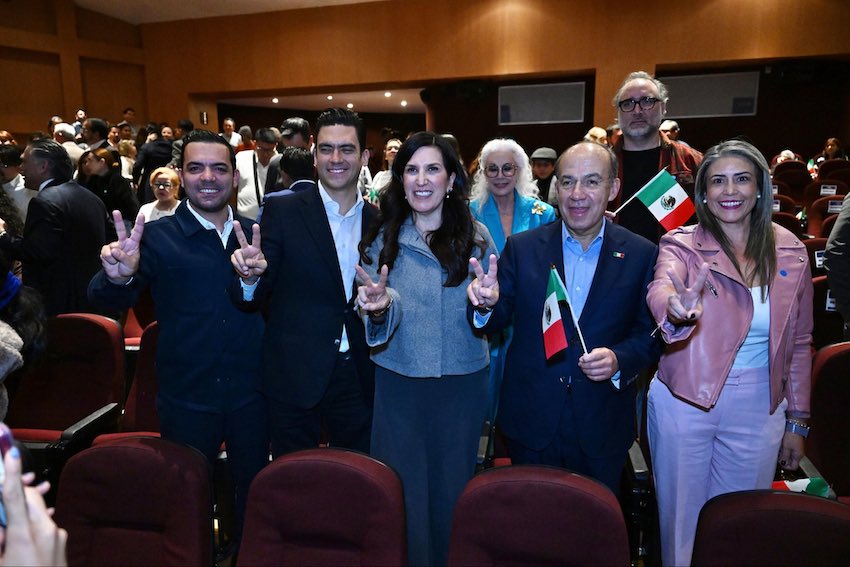 Former president Calderón poses for a photo with PAN leaders Jorge Romero Herrera and Kenia López at a recent legislative report given by PAN Senator Margarita Zavala.