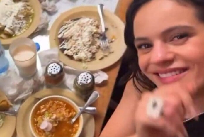 G4iWZAMWUAAc36z Rosalía eating pozole
