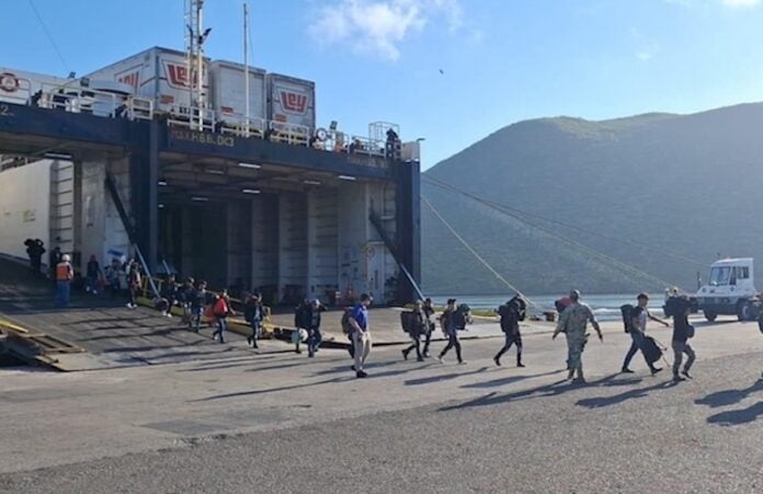 G4jiGIPWUAAxaqG Rescued children disembarking