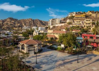 Plaza Amelia Wilkes in Cabo San Lucas