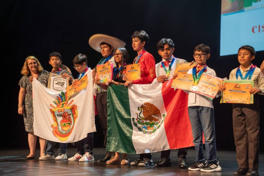 How did two young Oaxacans compete in a Singapore mathletics contest?