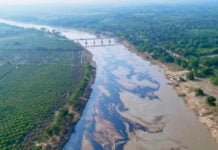 Pemex pipeline spills into Veracruz’s Pantepec River, complicating flood cleanup A plume of oil in a river