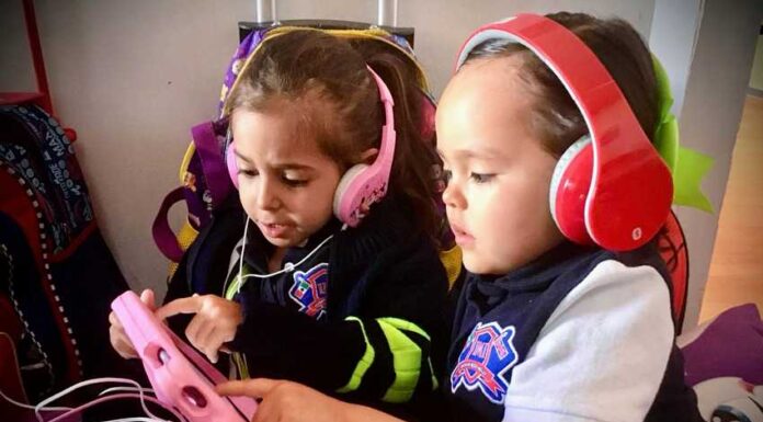 Kids using AI at IMI school in Mexico.