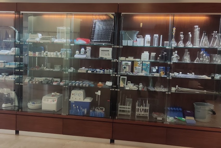 An image submitted by a Google Maps user of a Sumilab store in Culiacán shows a display case containing laboratory and medical equipment.