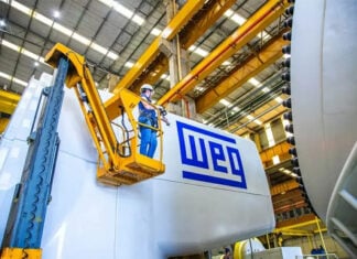 Brazilian manufacturer, facing 50% US tariffs, looks to invest in Mexico An engineer in a forklift next to a piece of machinery labeled WEG