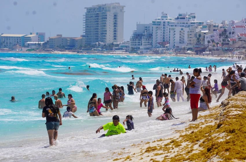Tojurists at the beach