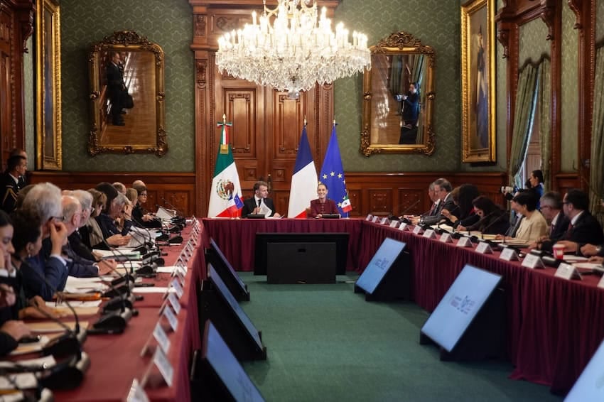 sheinbaum and Macron with delegation