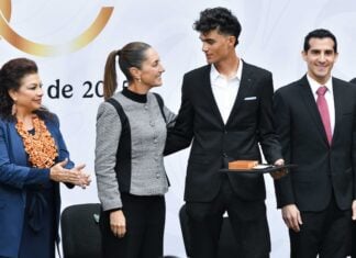 Isaac del Toro at ceremony