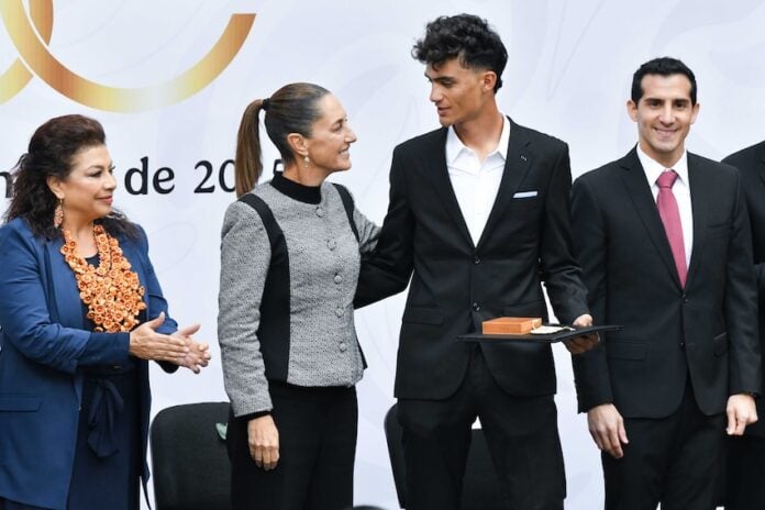 Isaac del Toro at ceremony
