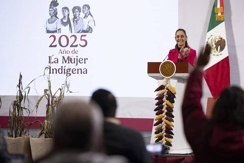 Reporters raise their hands at the presidential morning press conference