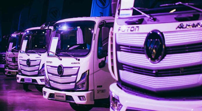 Heavy duty white Foton delivery trucks