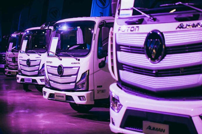Heavy duty white Foton delivery trucks
