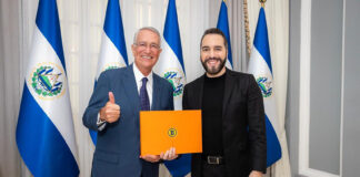 Salinas Pliego poses for a photo with El Salvador President Bukele