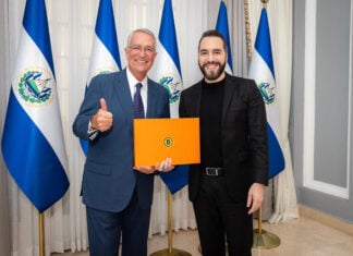 Salinas Pliego poses for a photo with El Salvador President Bukele