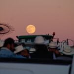 farmers proterst at night